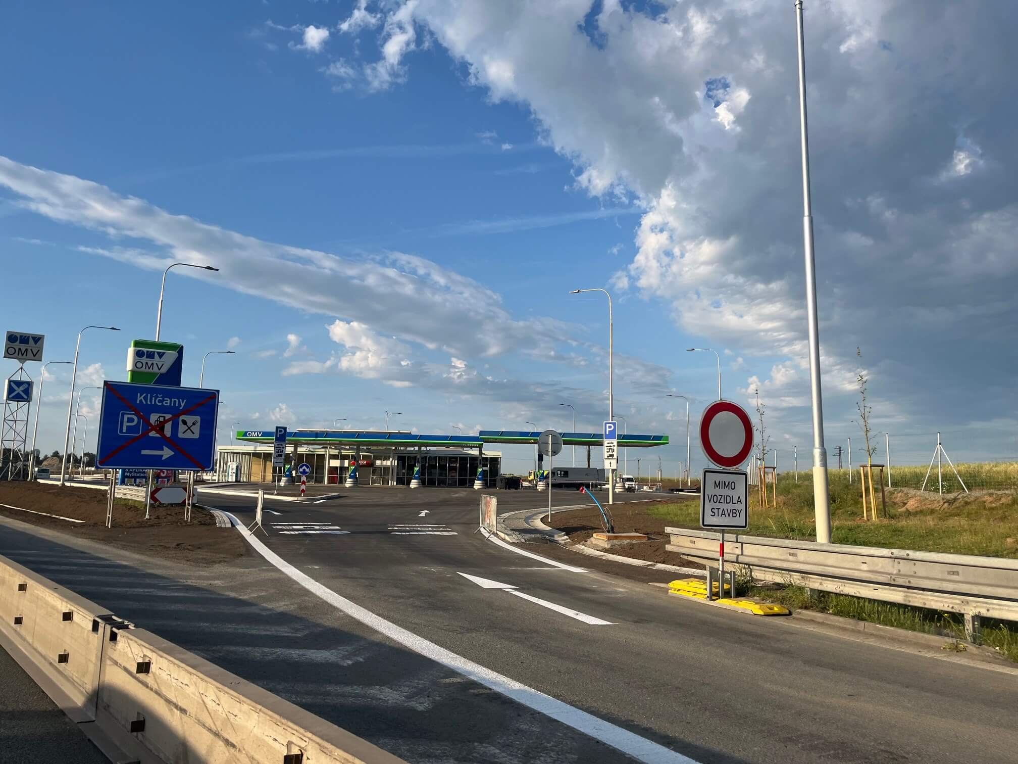 Odpočívka Klíčany na D8 se službami Proconomu